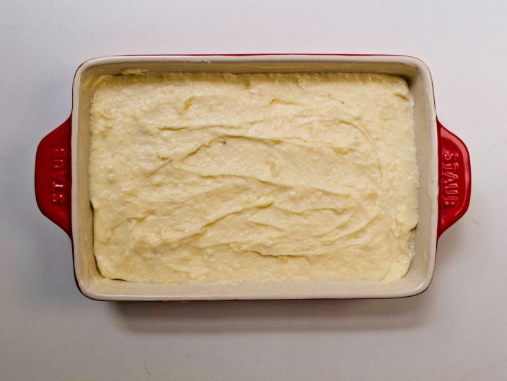 Camada de purê por cima das bisnaguinhas.