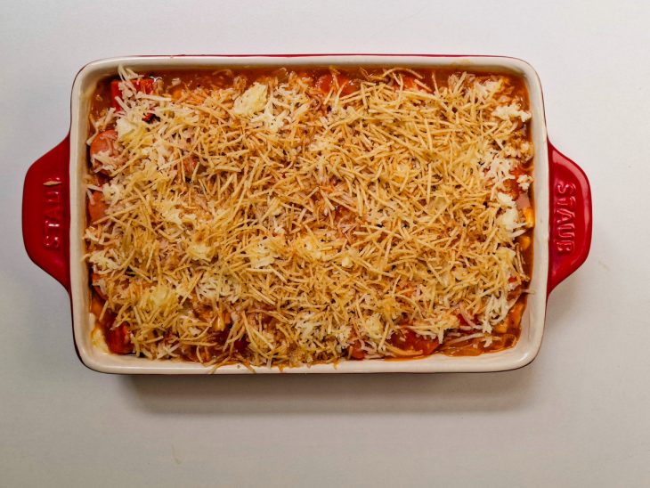 Camada de molho, mussarela e batata palha por cima do purê.