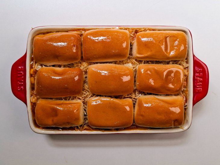 Hot dogs com manteiga derretida pincelada por cima.