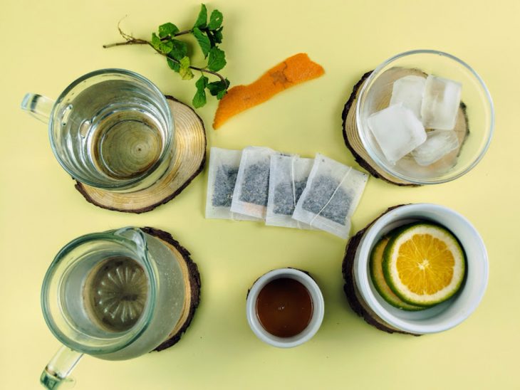 Ingredientes reunidos em uma bancada.