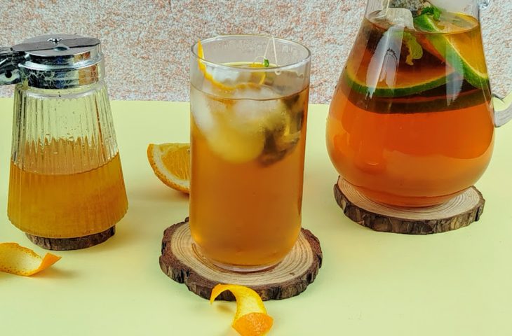 Iced tea com mel e casca de laranja