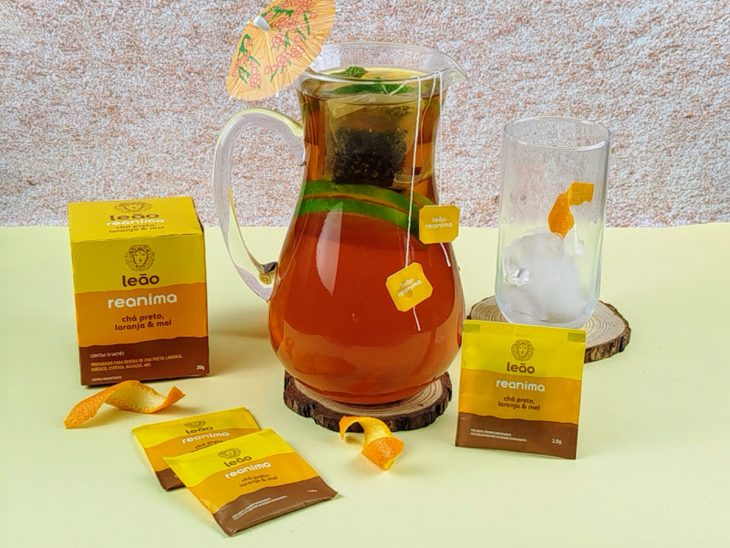 Iced Tea com mel e casca de laranja pronto para consumo.