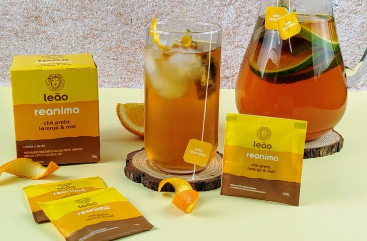 Iced tea com mel e casca de laranja
