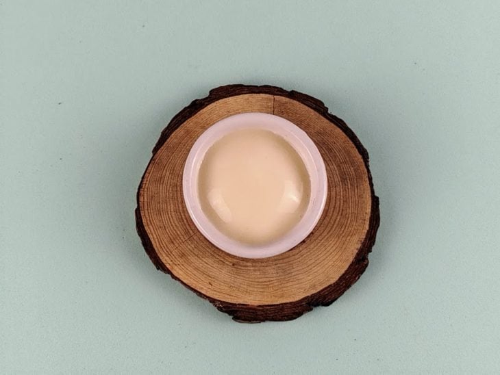 Chanty Mix, suco de limão, xarope de gengibre, açúcar, gengibre ralado e raspas de limão batidos em uma tigela.