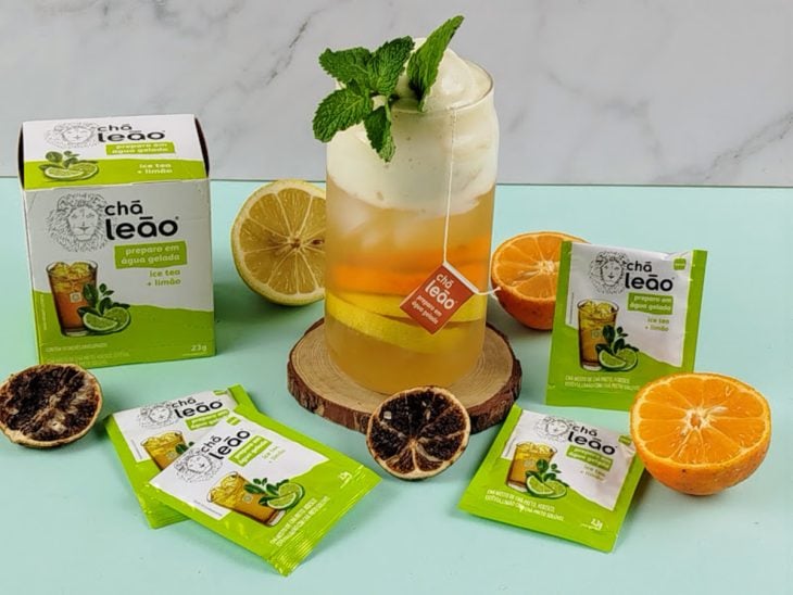 Iced tea três limões com espuma de gengibre pronto para consumo em um copo.