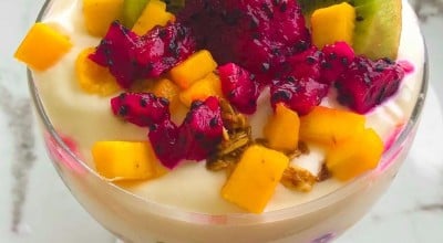 Iogurte com frutas e granola