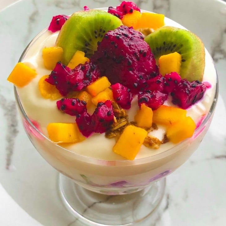 Iogurte com frutas e granola