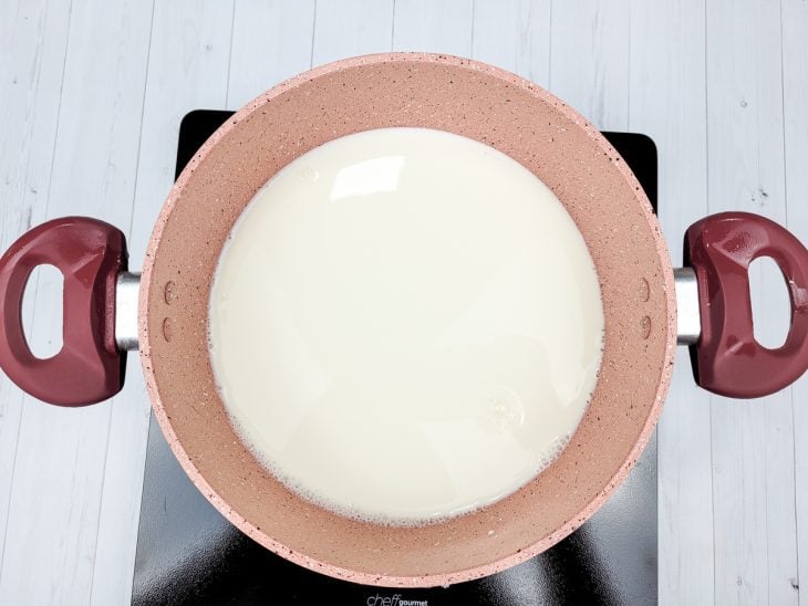Uma panela com um litro de leite.