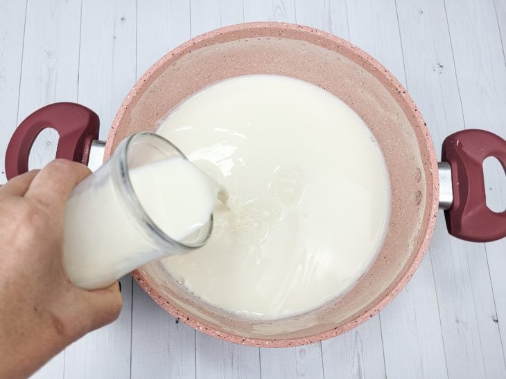 Uma panela com dois litros de leite.