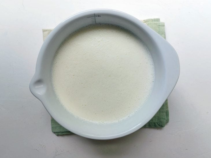 Recipiente de porcelana com o leite.