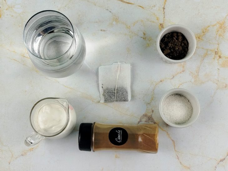 Ingredientes reunidos em uma bancada.