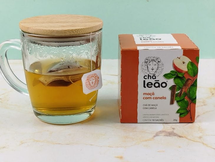 Creme de leite e açúcar batidos em um recipiente de alumínio.