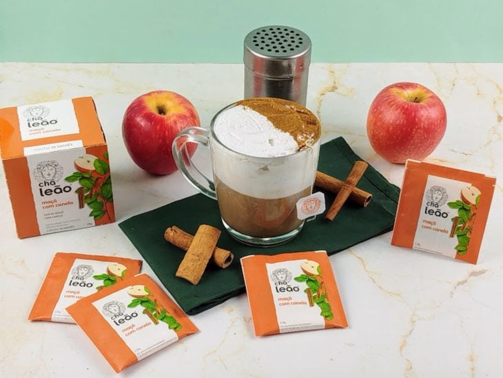 Irish tea de maçã e canela pronto para consumo em uma xícara de vidro.