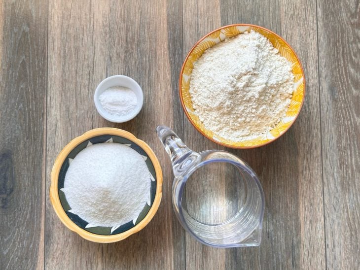 Ingredientes sobre a bancada.