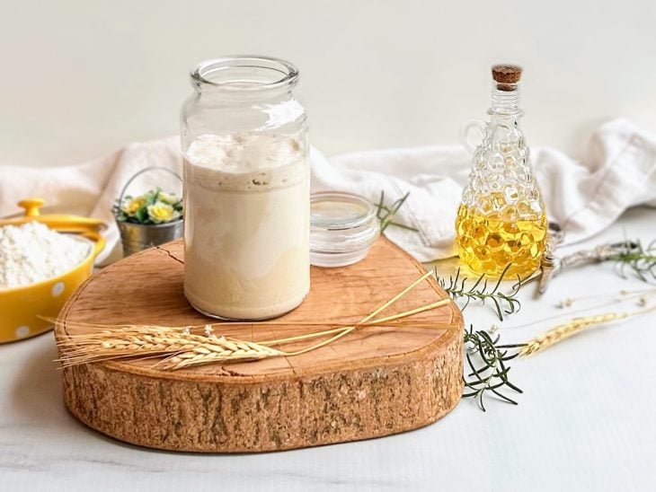 Pote com isca de fermento natural para pães.