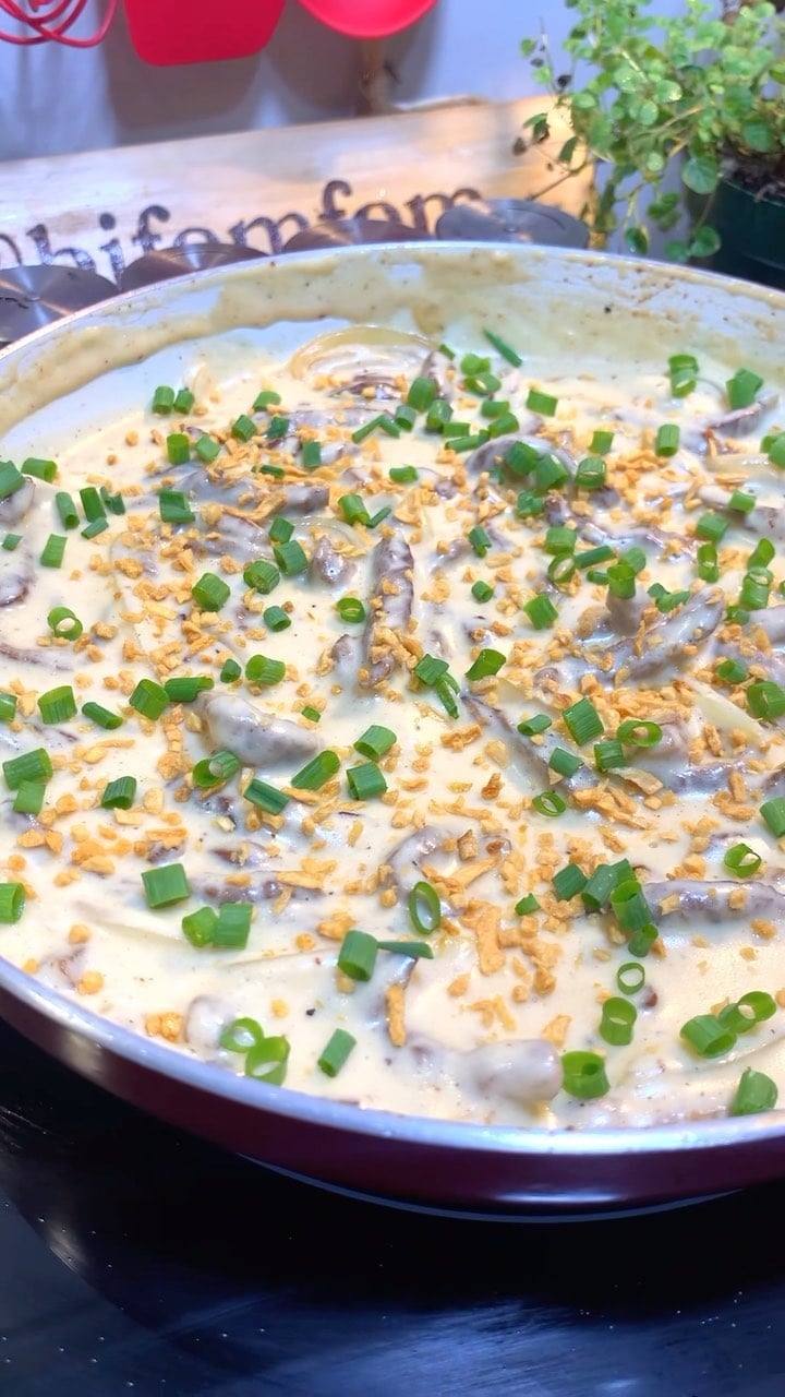 Iscas de carne com creme de alho