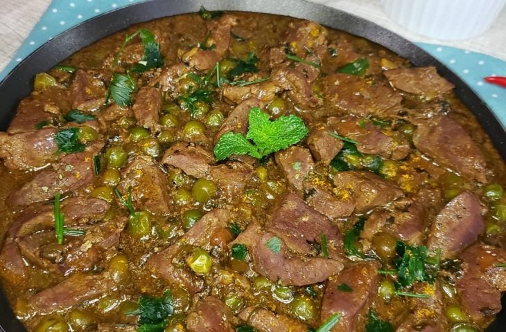 Iscas de fígado com ervilhas