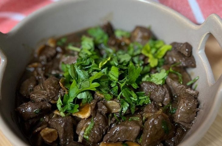 Iscas de filé mignon com shoyu