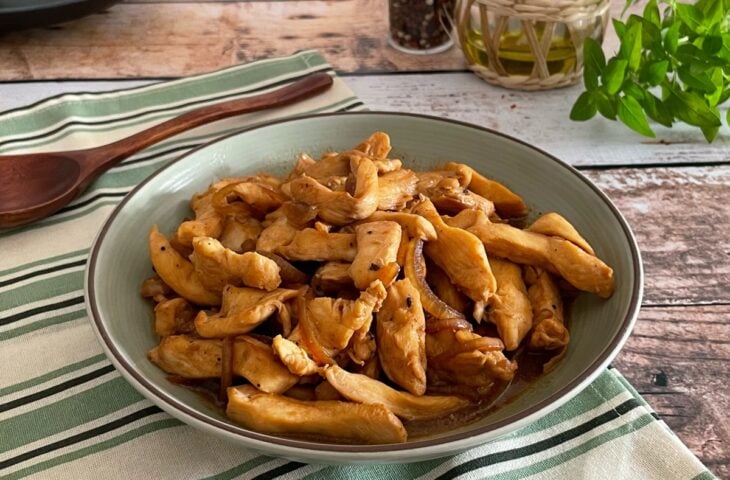 Iscas de frango aceboladas com molho shoyu
