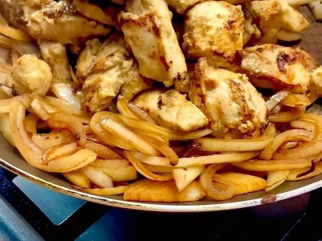 Iscas de frango aceboladas com molho shoyu