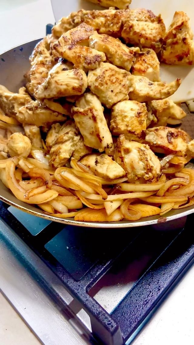 Iscas de frango aceboladas com molho shoyu
