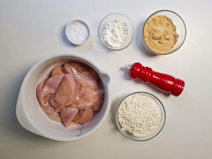 Ingredientes reunidos na bancada.