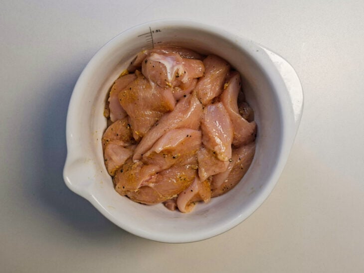 Frango temperado numa tigela.