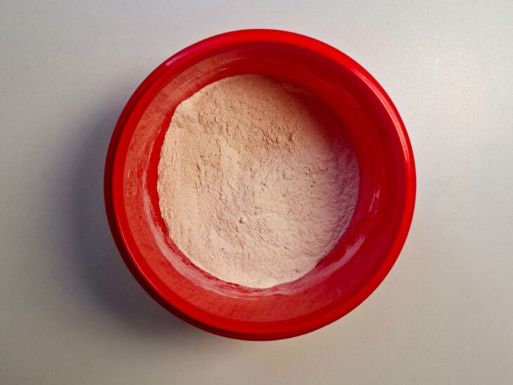 Farinha de trigo e amido misturados numa tigela.