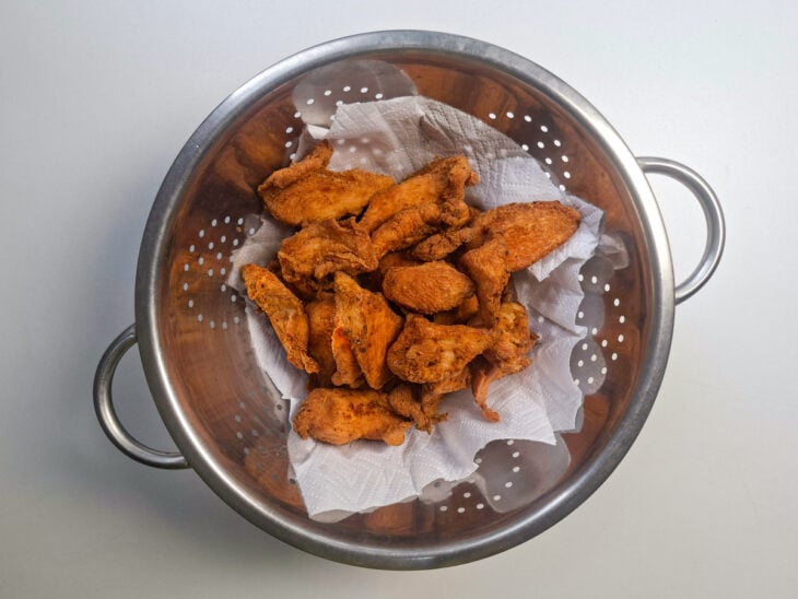 Iscas fritas escorrendo em papel toalha.