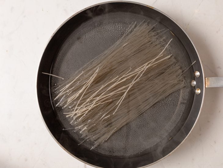 Macarrão cozinhando em uma panela.