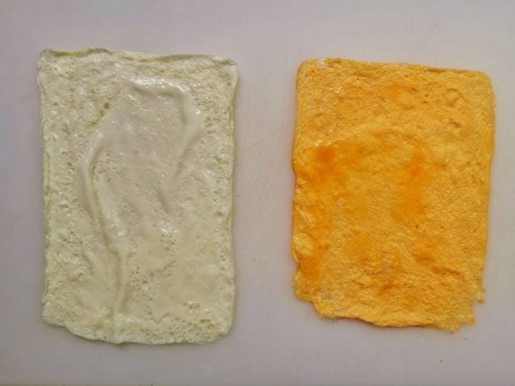 duas omeletes, uma só de clara de ovo e a outra só de gema