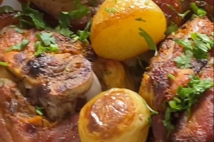 Joelho de porco assado com batatas
