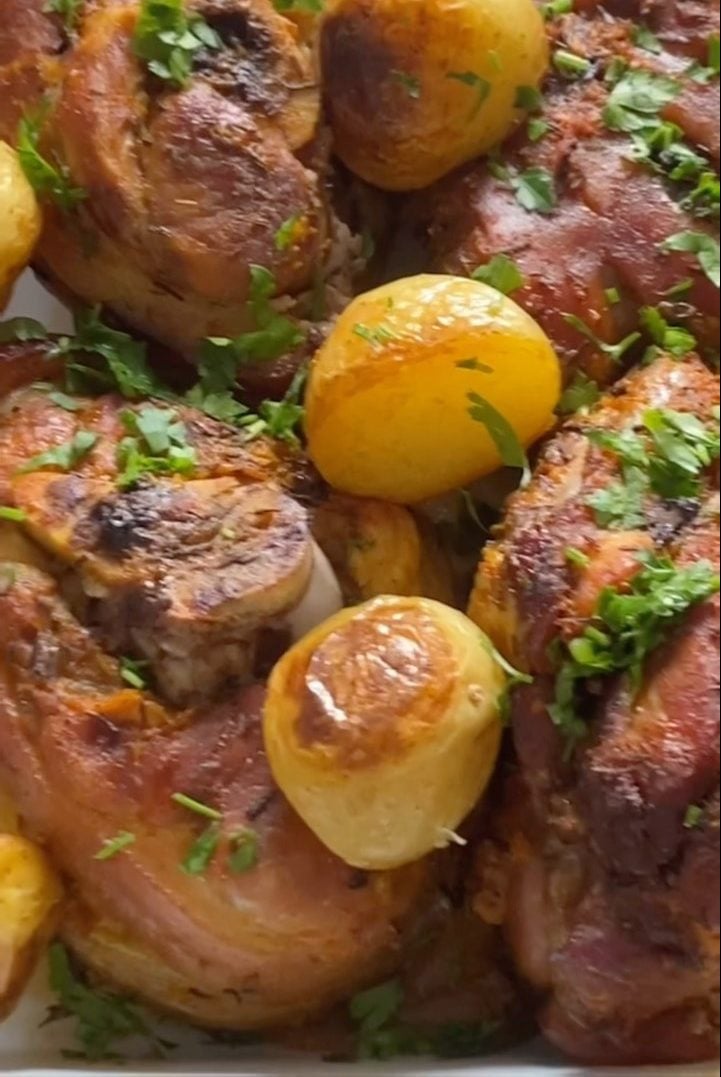 Joelho de porco assado com batatas