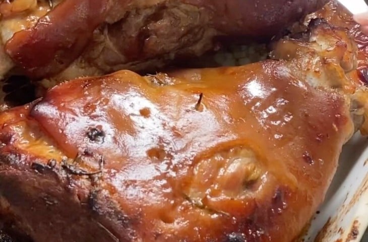 Joelho de porco com molho de cerveja preta