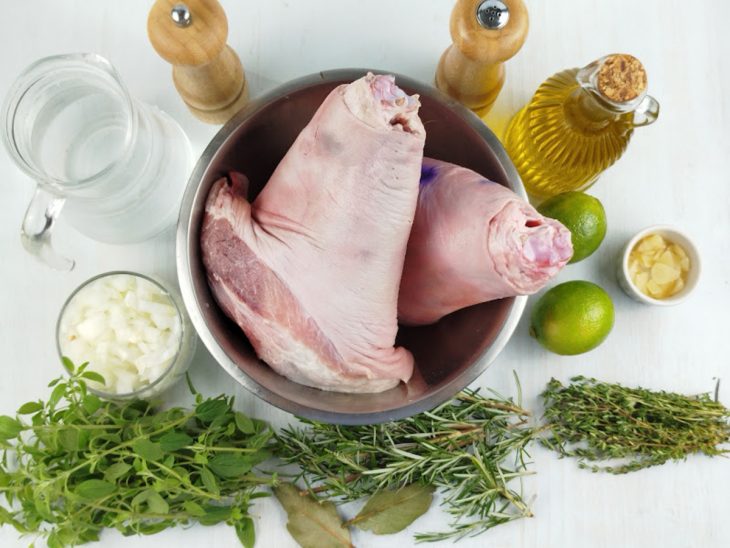 Ingredientes frescos organizados na bancada.