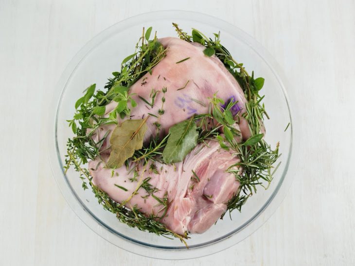 Ervas, limão, alho e cebola misturados à carne.