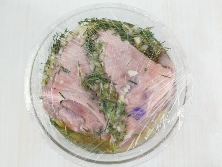 Porco temperado e coberto com plástico filme.