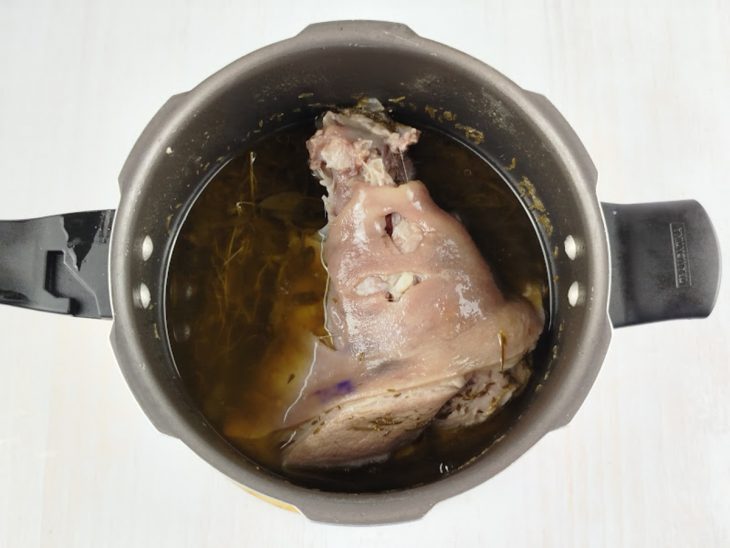 Carne cozida na panela.