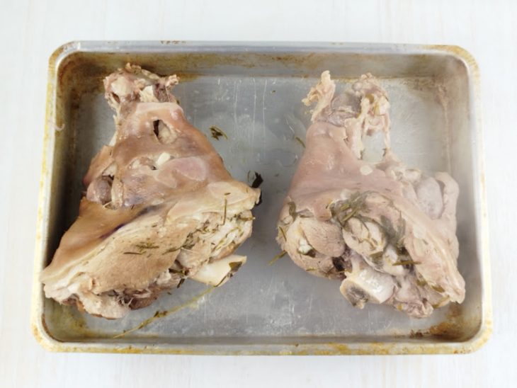 Carne cozida sendo transferida para a assadeira.