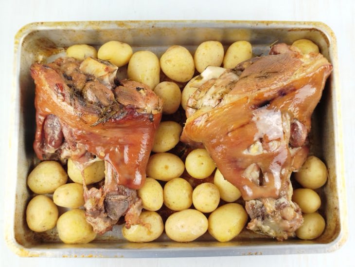 Joelho por cima das batatas cozidas.