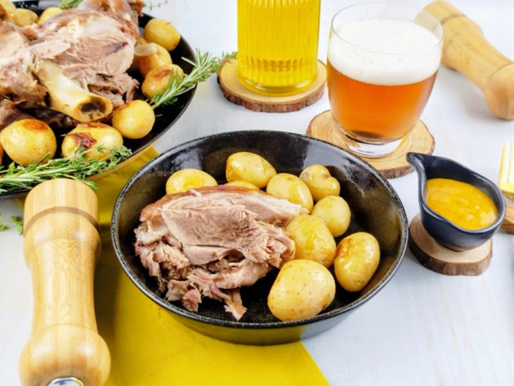 Joelho de porco (eisbein) servido.