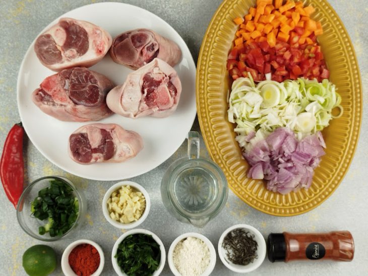Ingredientes separados sobre a bancada,