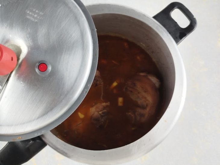 Panela de pressão tampada durante o cozimento da carne.