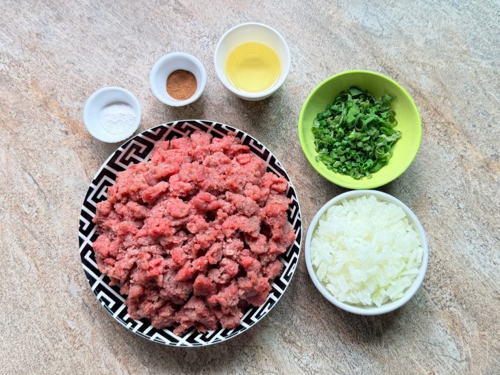 Ingredientes reunidos na bancada.