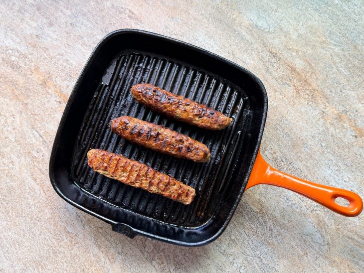 Kaftas na frigideira, já douradas.