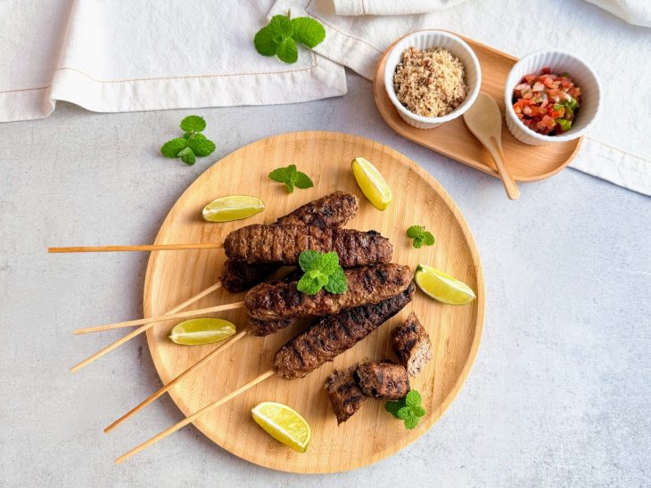 Kaftas prontas e servidas com vinagrete.