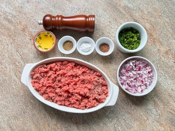 Ingredientes reunidos na bancada.