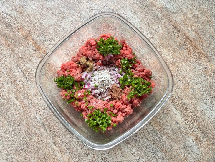 Numa tigela, a carne moída junto aos temperos.