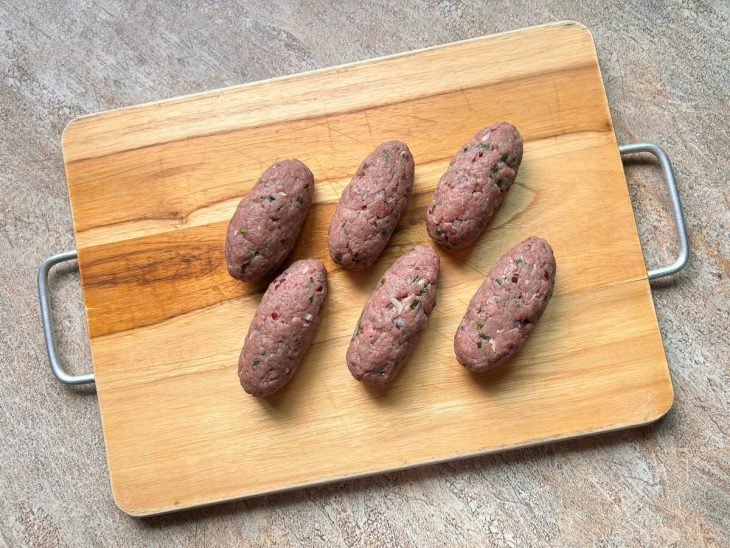 Numa tábua, as kaftas já modeladas.