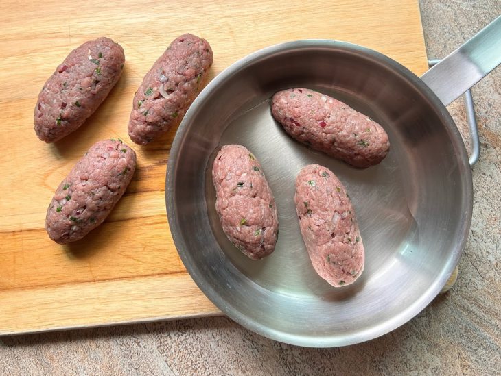 Kaftas sendo transferidas para uma frigideira.